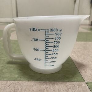 VTG Tupperware 4 Cup Measuring Pour Bowl 1288 Red & Blue Measurements **NO LID**